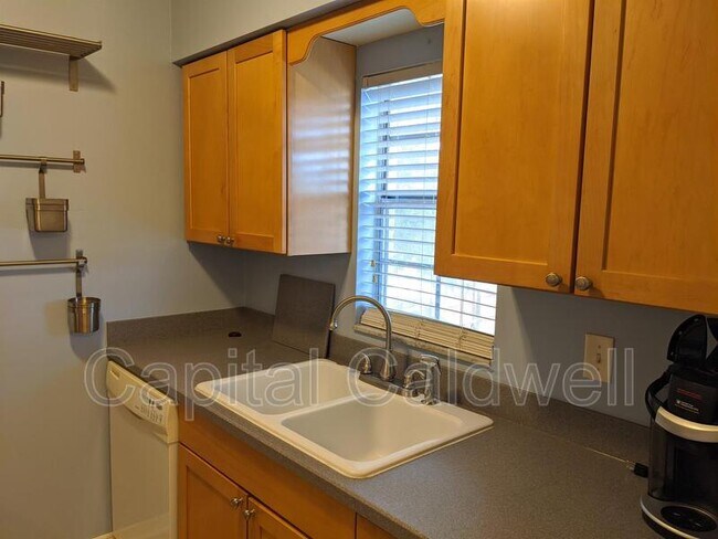 Foto del edificio - 3718 W McKay Ave