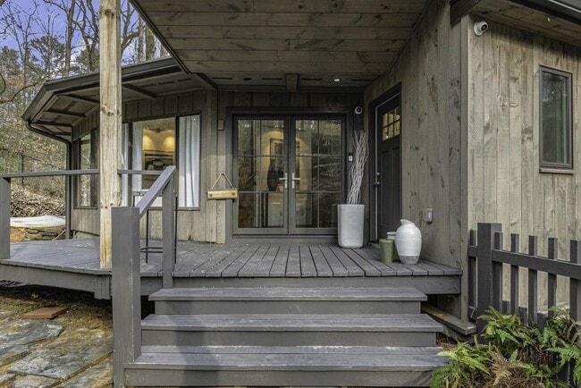 Building Photo - 4595 Lake Forrest Dr NE