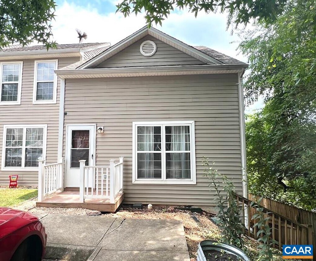 Primary Photo - 123 Danbury Ct