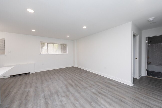 Sala de estar renovada - Park Terrace Apartments