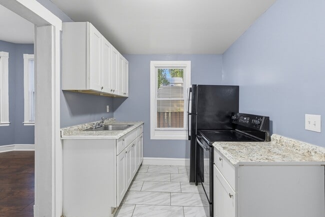 Foto del edificio - 5821 Royal Oak Ave