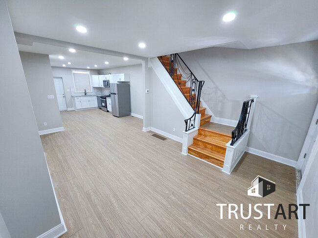 Building Photo - 3 bedroom House with fenced backyard