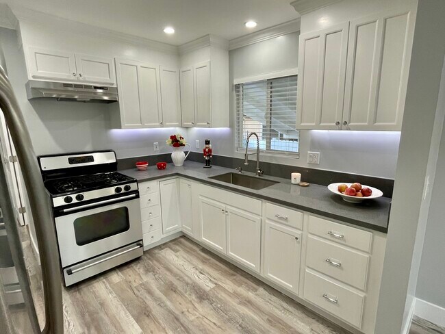 Building Photo - 1085 W 26th St