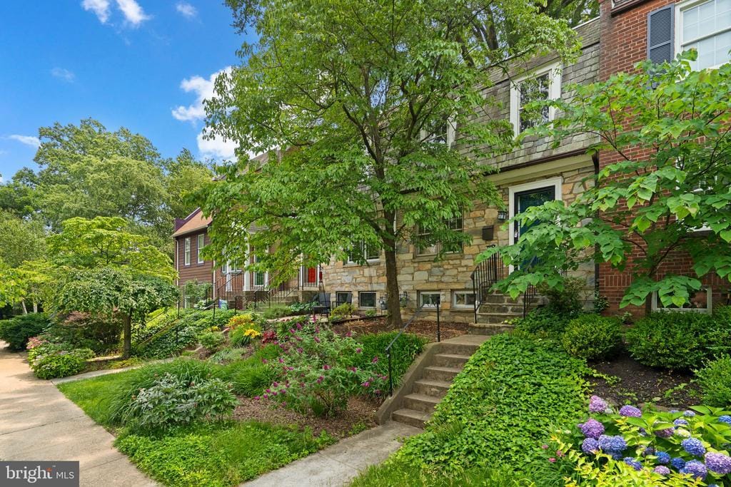 Primary Photo - 11 E Rosemont Ave
