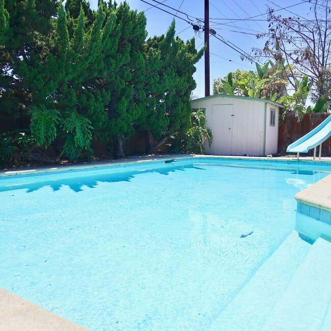 Foto del edificio - Available August 2026- 5 Bedroom with a POOL - on MARY LANE