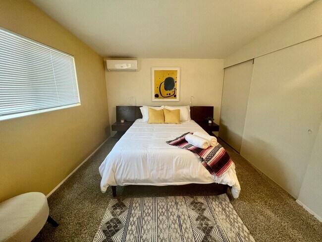 Foto del edificio - 3 Bedroom 2 Bathroom - Fully Furnished - Mid Century Modern