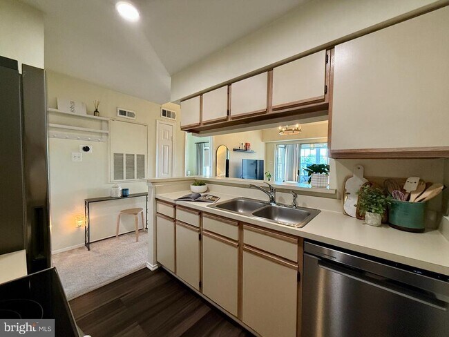 Foto del edificio - 3315 Wyndham Cir