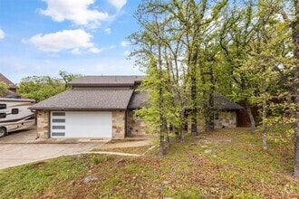 Building Photo - 3427 Lakewood Ln