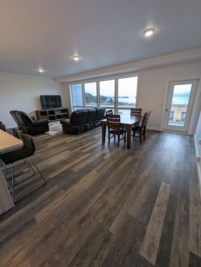 Building Photo - Large, Furnished 2 bed 2 bath condo w/ Auk...