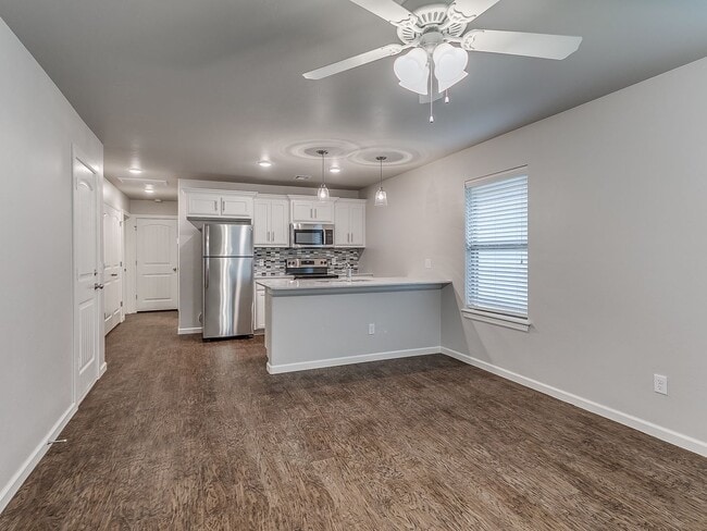 Building Photo - 2 Bedroom 2 Bath 1 Car Garage Duplex - Great location close to the Broadway Extension and 8 minut...