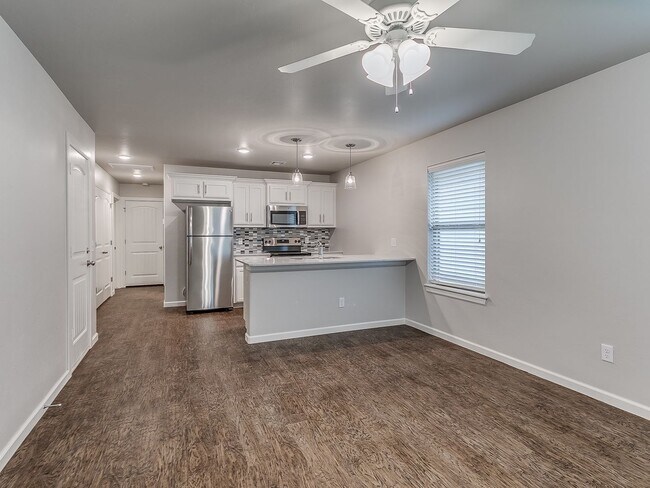 Foto del edificio - 2 Bedroom 2 Bath 1 Car Garage Duplex - Great location close to the Broadway Extension and 8 minut...