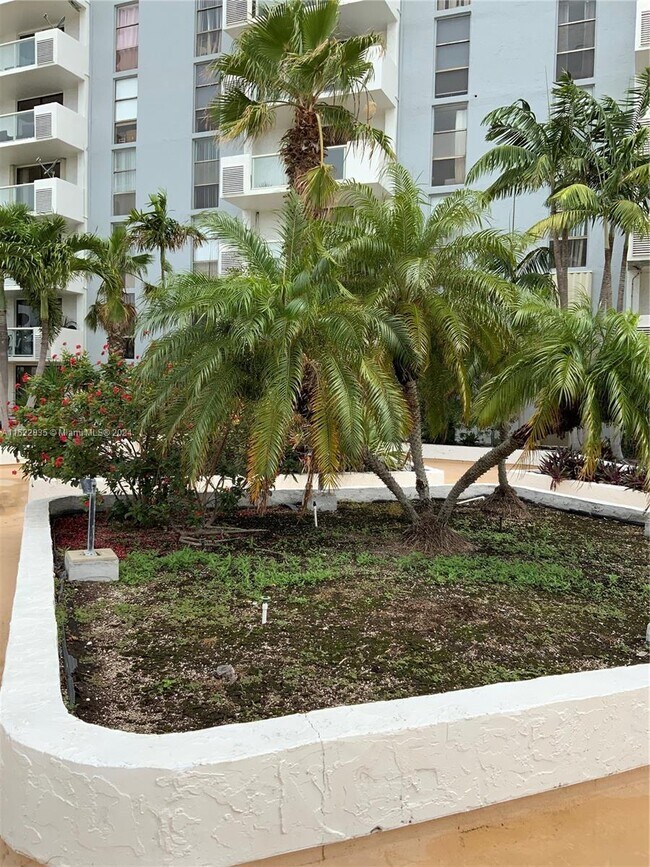 Building Photo - 13499 Biscayne Blvd
