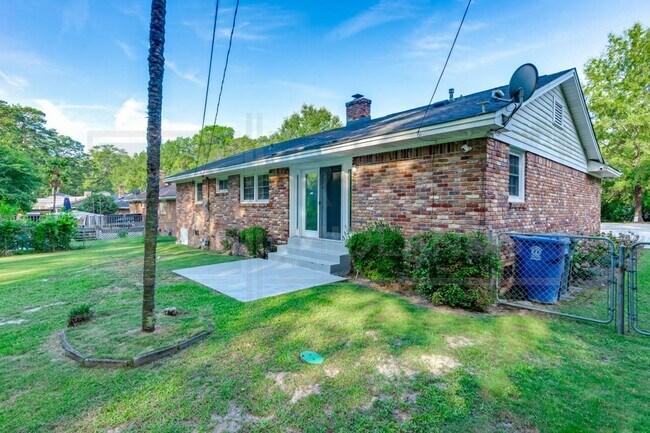 Foto del edificio - 2532 Parkwood Dr