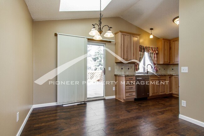 Foto del edificio - Split-level Home With Fenced Backyard and 2 Large Decks!