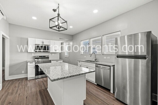 Building Photo - Spacious & Modern Home in Indianapolis!