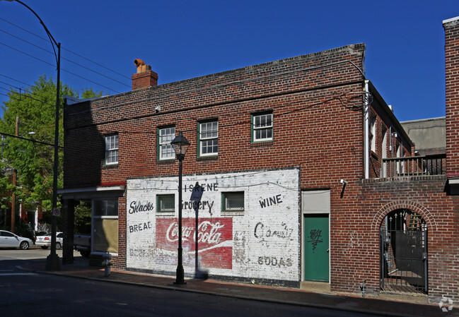 Building Photo - 100-104 W Clay St