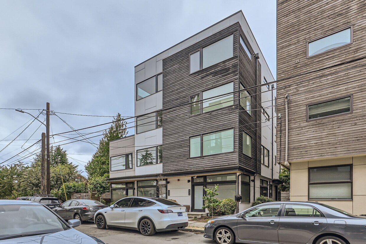 Primary Photo - FREE RENT/OCT! Luxurious 2-Bedroom Townhom...