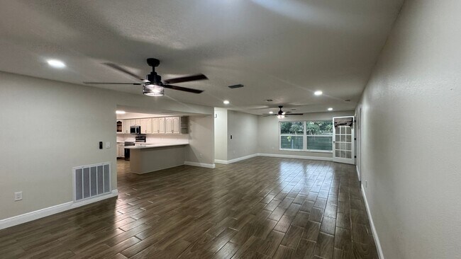 Building Photo - 7409 Lake Forest Cir