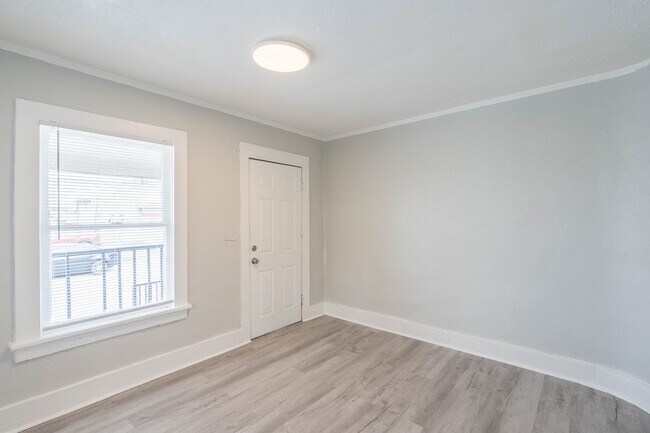 Foto del edificio - E 7th St Duplex