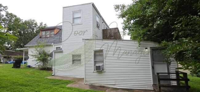 Building Photo - 1206 W Maple Ave