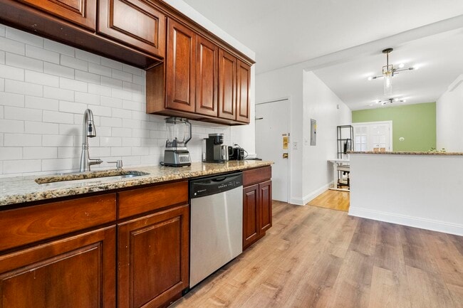 Building Photo - 208 7th St