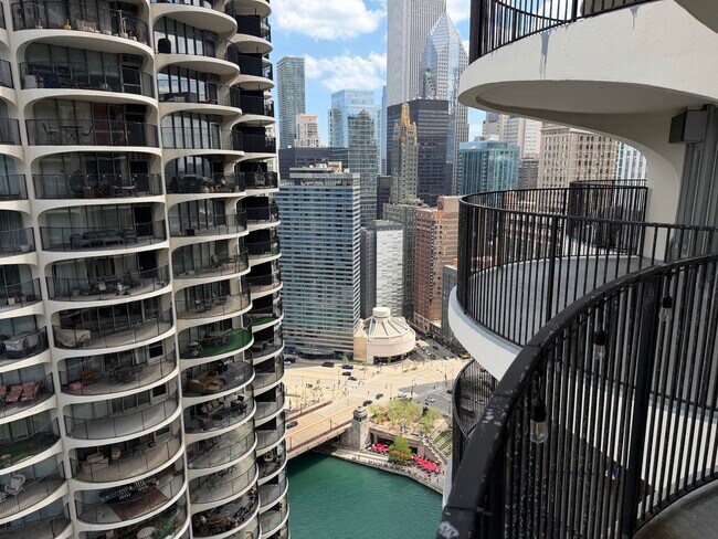 Foto del edificio - 300 N State St