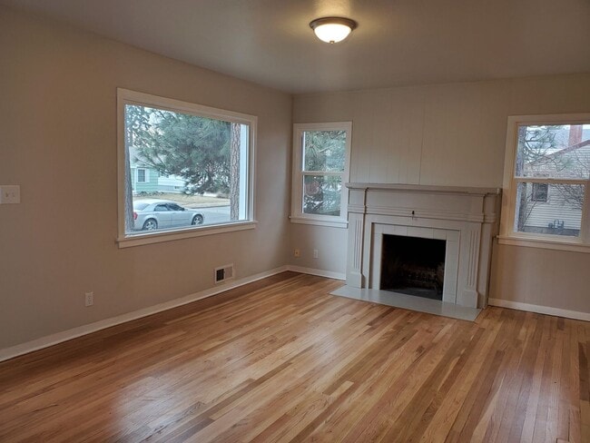 Foto del edificio - Charming South Hill Home with Flexible Living Space - Coming soon!