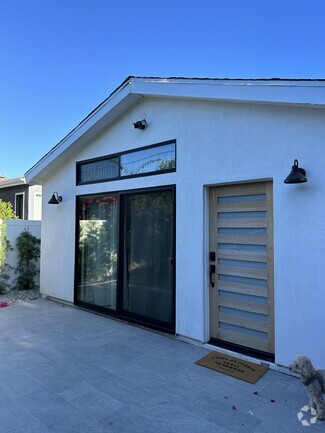 Building Photo - 2463 Walgrove Ave