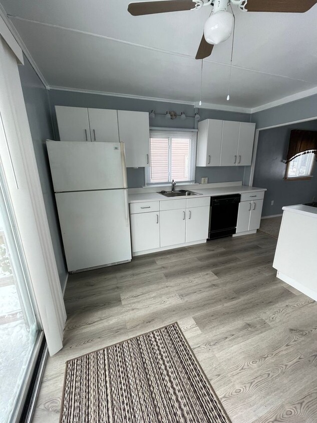 Primary Photo - 2 Bedroom 2 Car Detached Garage Single Fam...