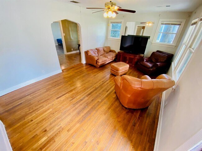 Building Photo - 4902 Caswell Ave