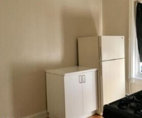 Cocina, la puerta a la izquierda da al dormitorio. - 3534 N 8th St