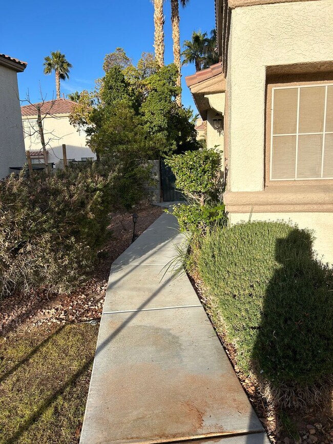 Building Photo - 2 story townhome in Seven Hills