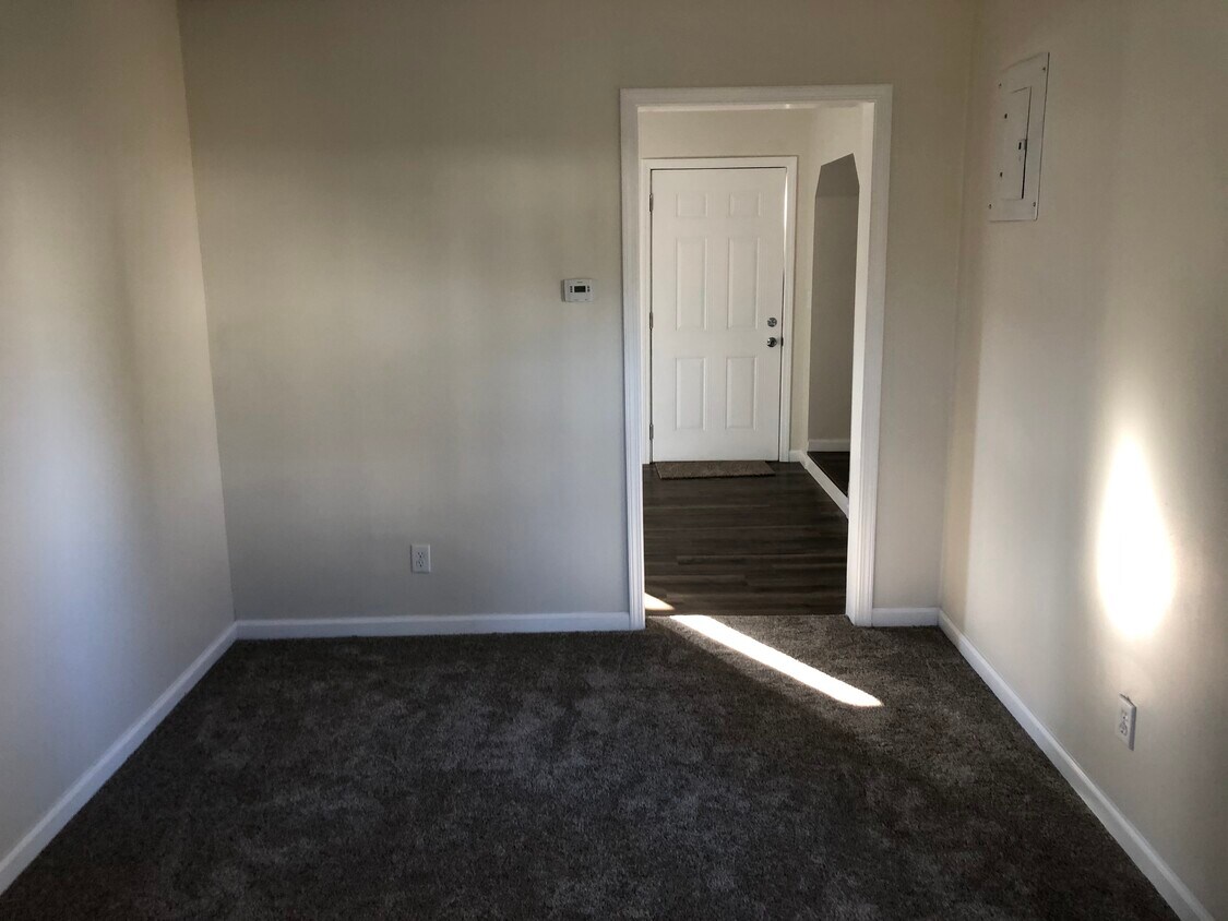 Entry - 1121 W Monroe St