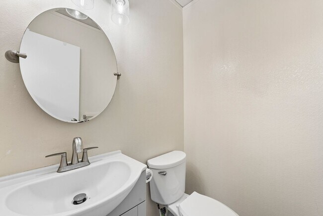 Foto del edificio - Townhouse with 3 bedrooms / 1.5 bathrooms / 2 assigned parking stalls