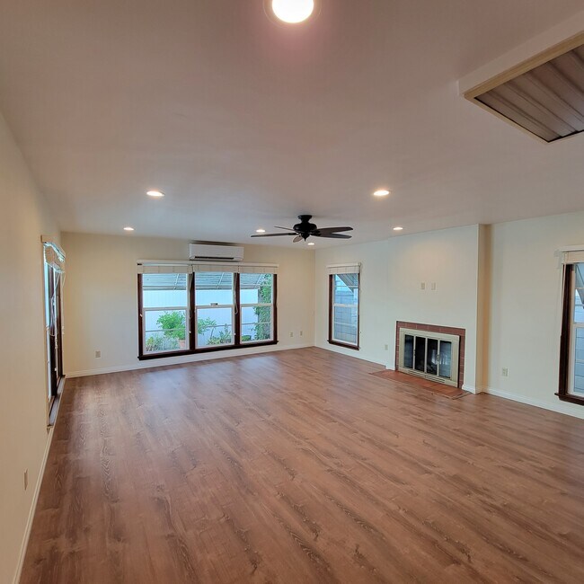 Sala de estar con 4 de 7 ventanas - 1331 Barrington Way