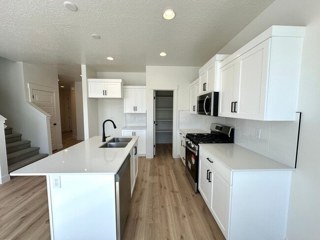 Building Photo - Brand-New Desert Vista Townhome - Pool Access