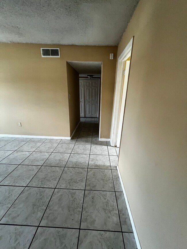 Foto del edificio - COMING SOON - 2 Bed 1 Bath Condo