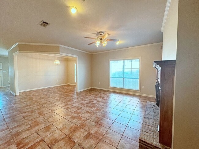 Building Photo - 3 Bedroom House Available Now