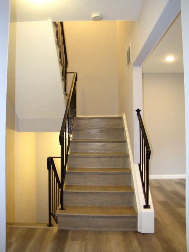 Building Photo - Beautifully updated brick end-unit townhou...