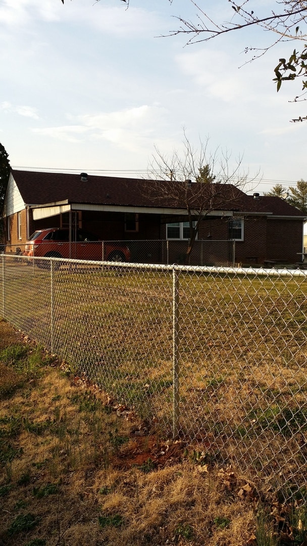 Building Photo - Come make this home yours