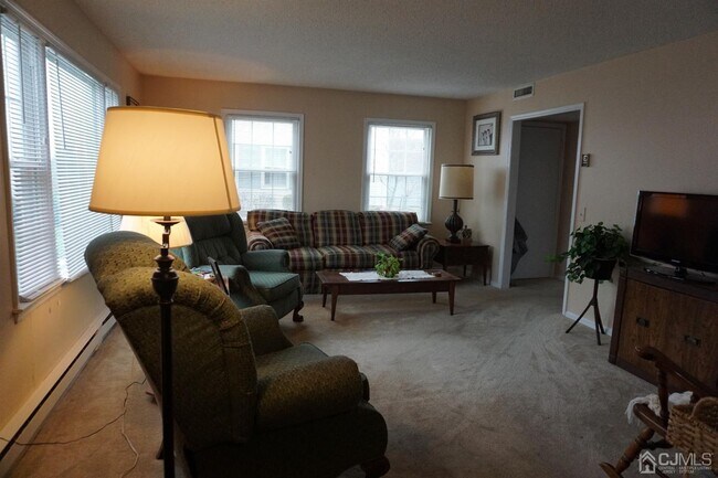 Foto del edificio - 493 Somerset Ln