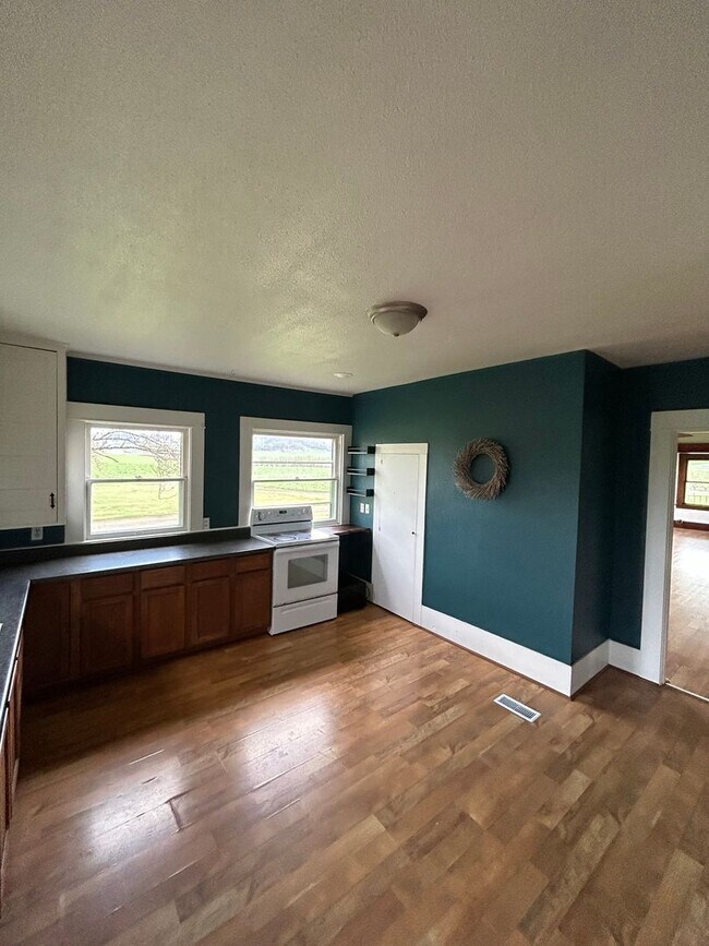 Building Photo - Spacious 5 bedroom Farmhouse Outside of Ca...