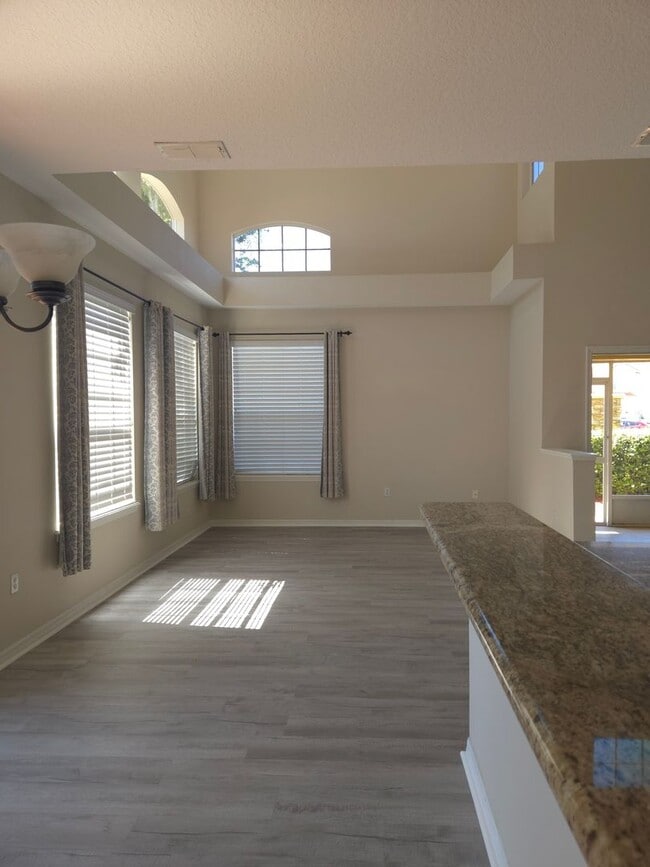 Building Photo - 4 Bedroom 3.5 Bath Townhome in The Reserve At Windwood Bay! Available Now