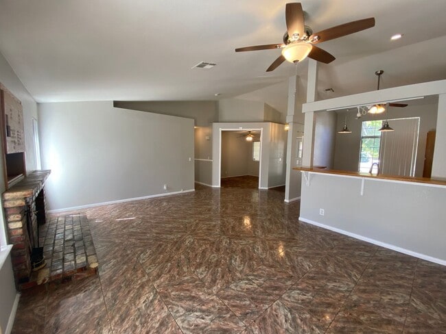 Building Photo - Palmdale 4 bedroom