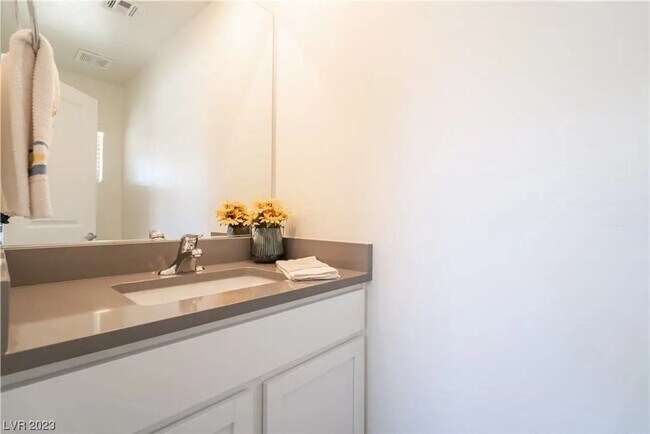 Building Photo - Bright, Modern 3 Bd, 3 bth, Home with Chef...