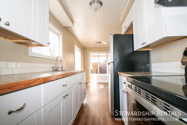 Building Photo - 1376 W 6th Ave