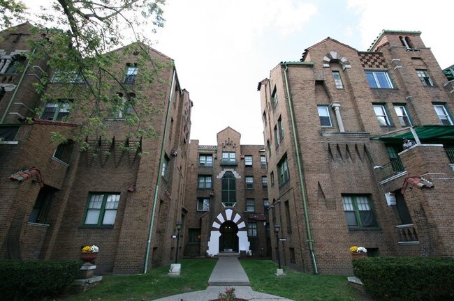 Building Photo - 2 br, 1 bath Apartment - Trocadaro Apartments