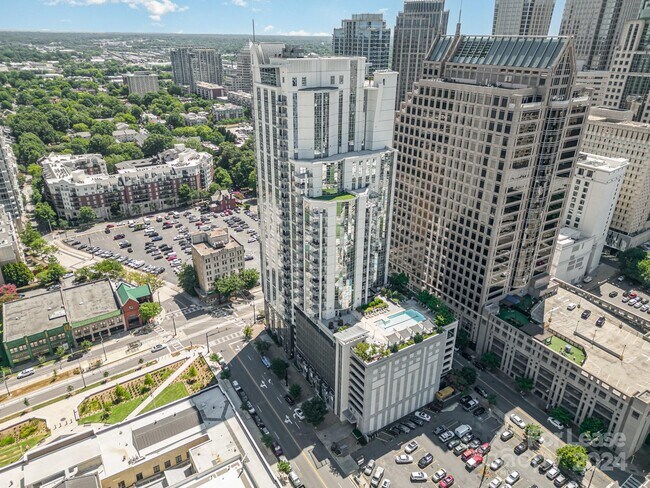 Foto del edificio - 307 W Trade St