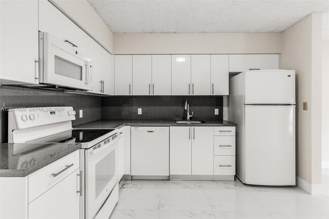 Foto del edificio - 310 SW 76th Ct