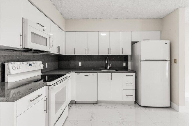 Building Photo - 310 SW 76th Ct